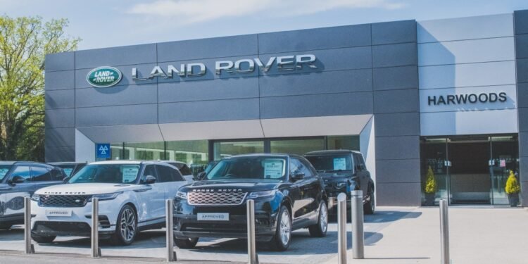 UK – Jaguar Land Rover Halts US Shipments in Response to Trump’s Tariff HikeUK Carmaker Reacts to New 25% Import Duty on Foreign Vehicles