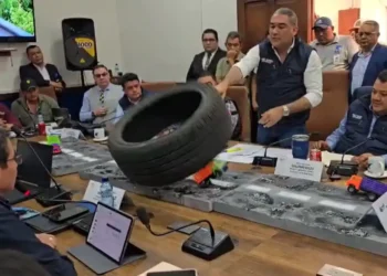 Guatemala – Political Tensions Escalate in Guatemala as Deputy Hurls Tire During Congressional Hearing