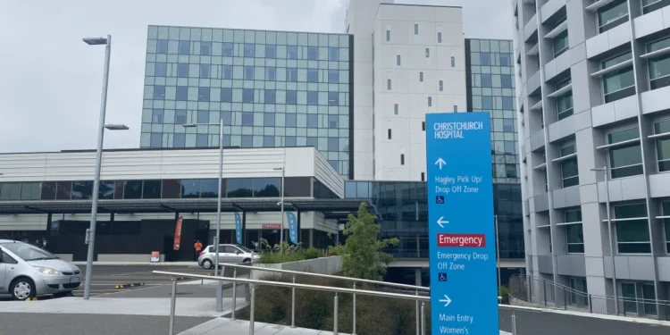 New Zealand – Christchurch Hospital Staff Sleeping in Cars to Secure Parking, Says Mayor